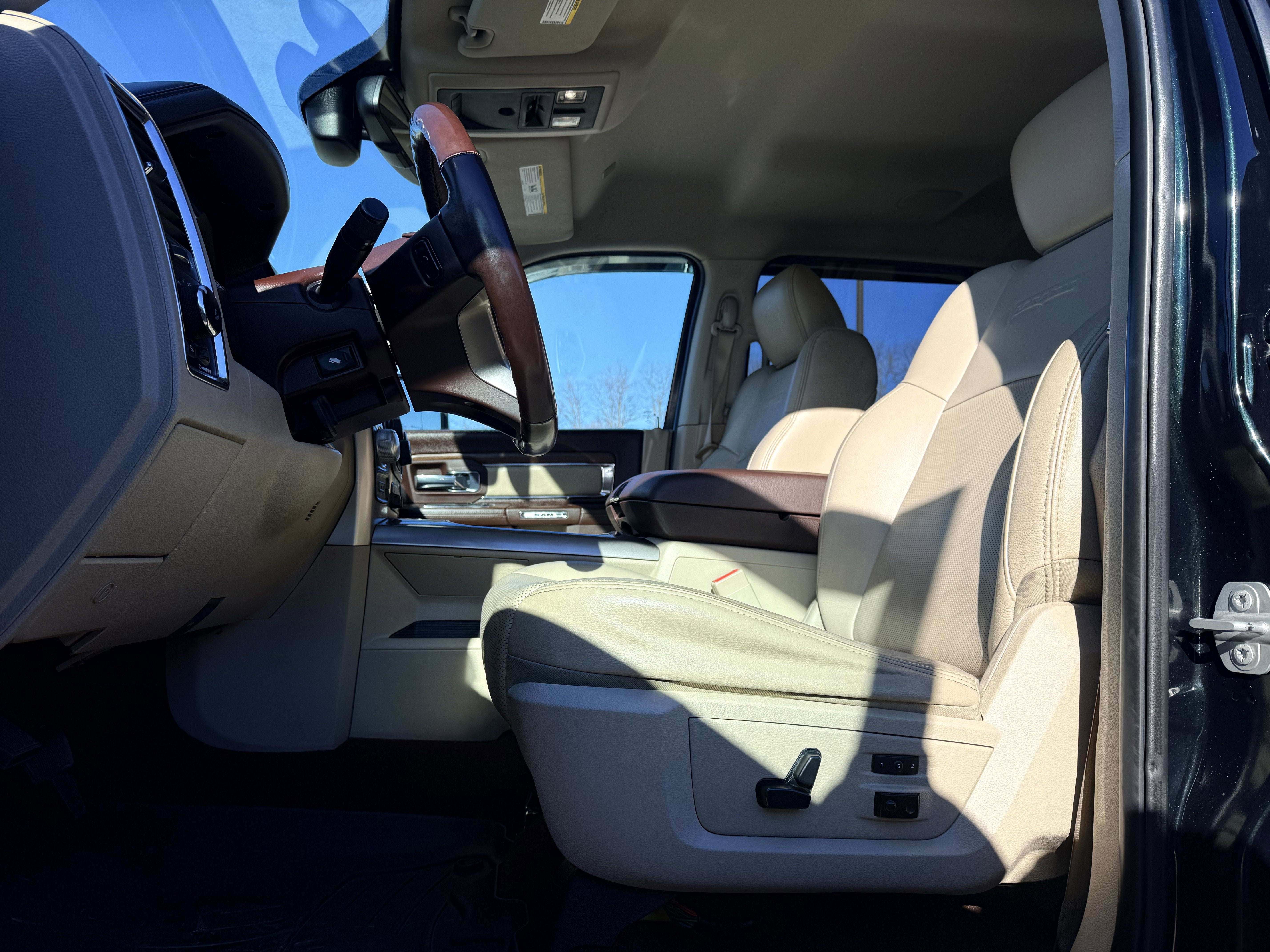 2017 RAM 1500 Laramie Crew Cab 4x4 5'7" Box